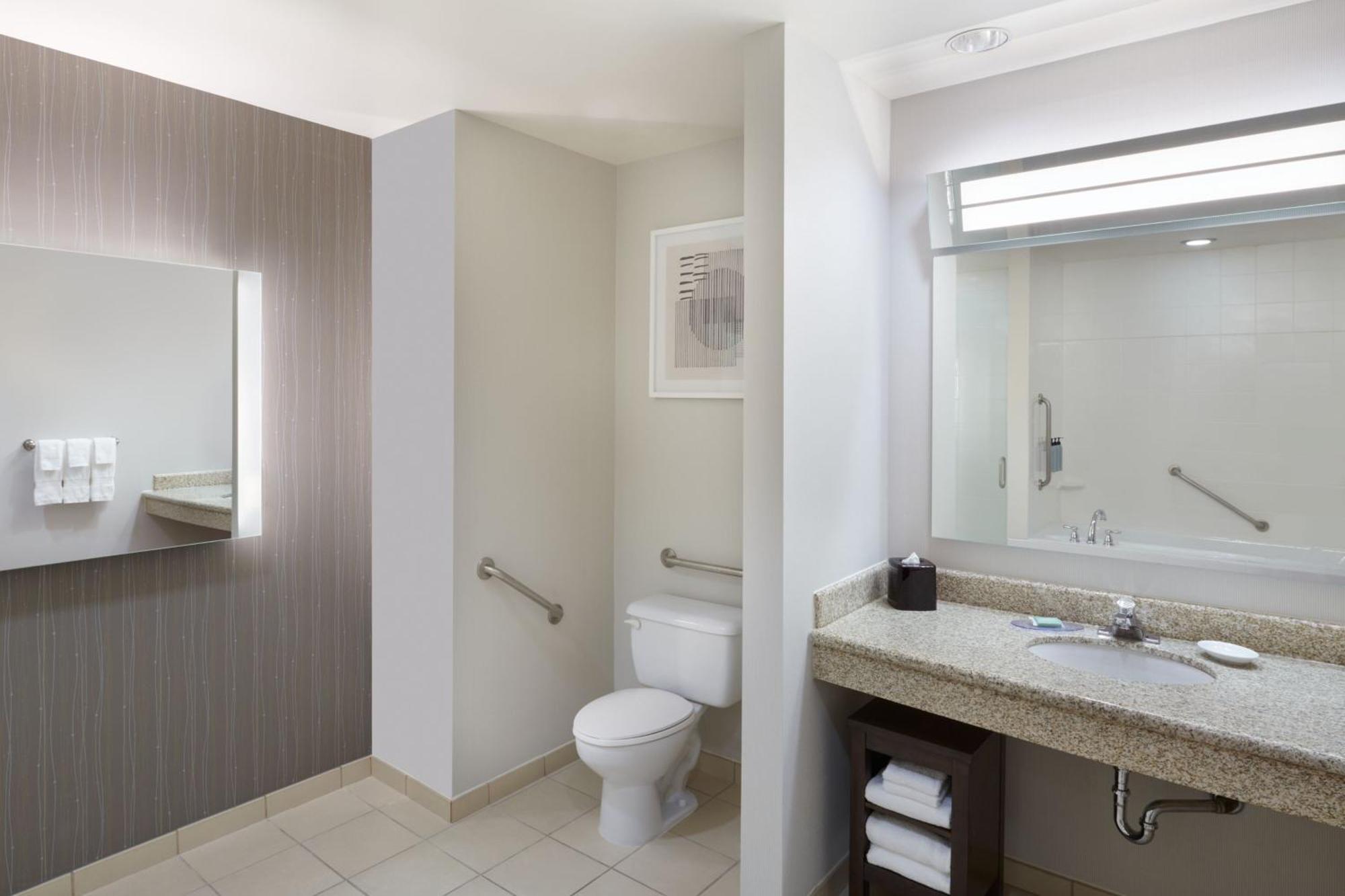 Courtyard By Marriott Ottawa East Hotel Buitenkant foto