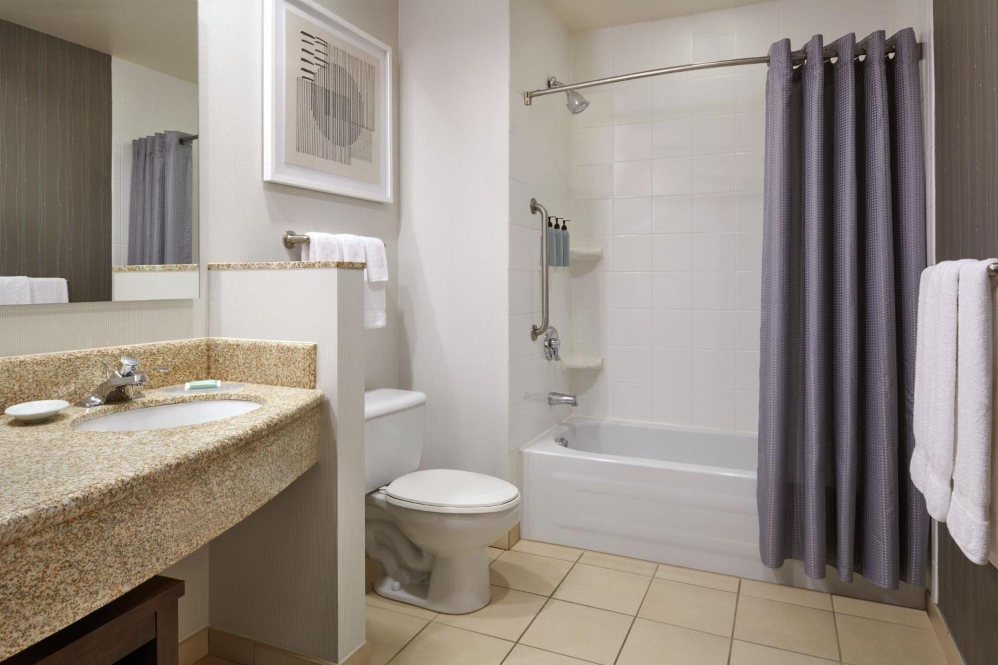 Courtyard By Marriott Ottawa East Hotel Buitenkant foto