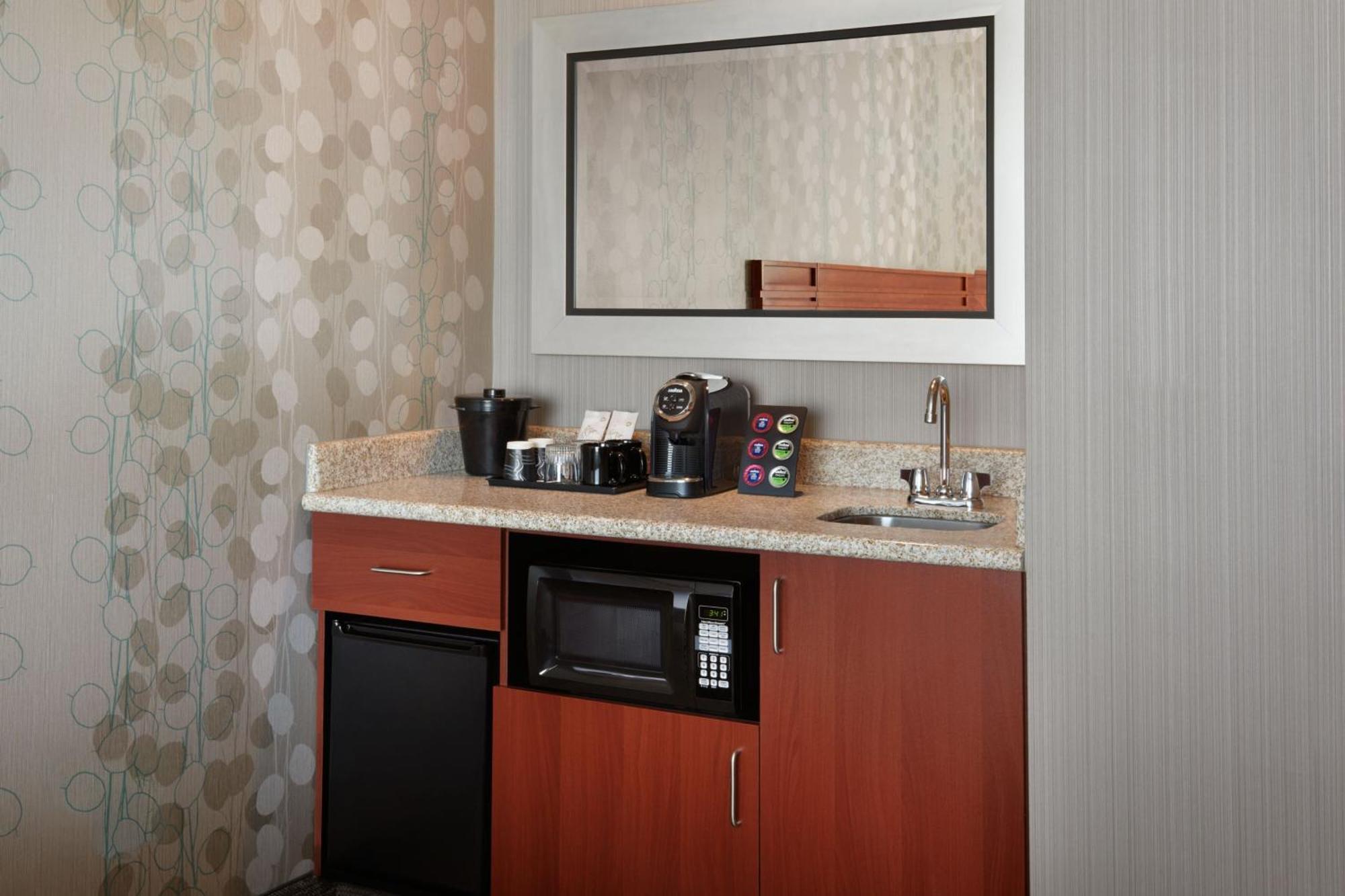 Courtyard By Marriott Ottawa East Hotel Buitenkant foto