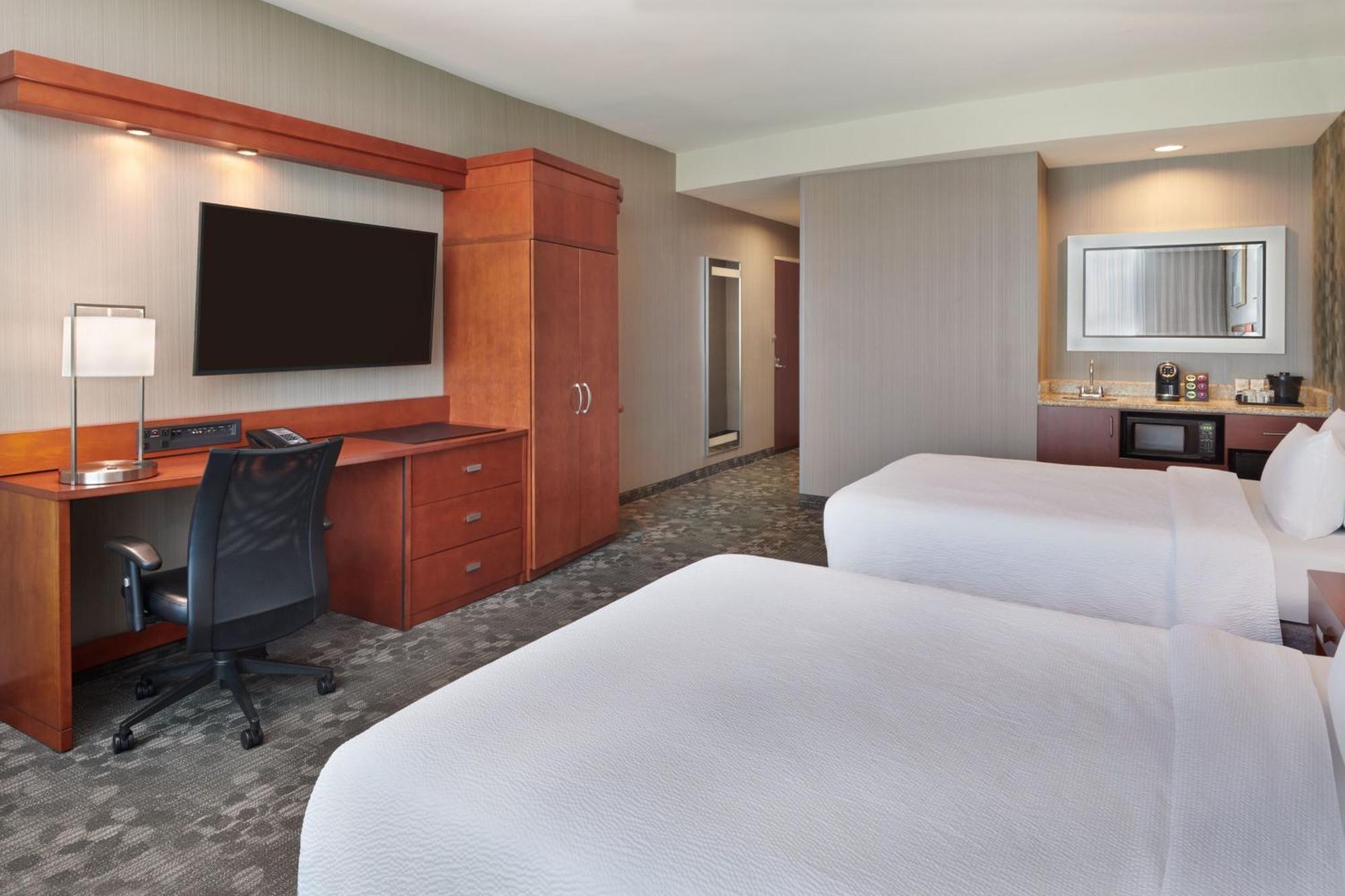 Courtyard By Marriott Ottawa East Hotel Buitenkant foto