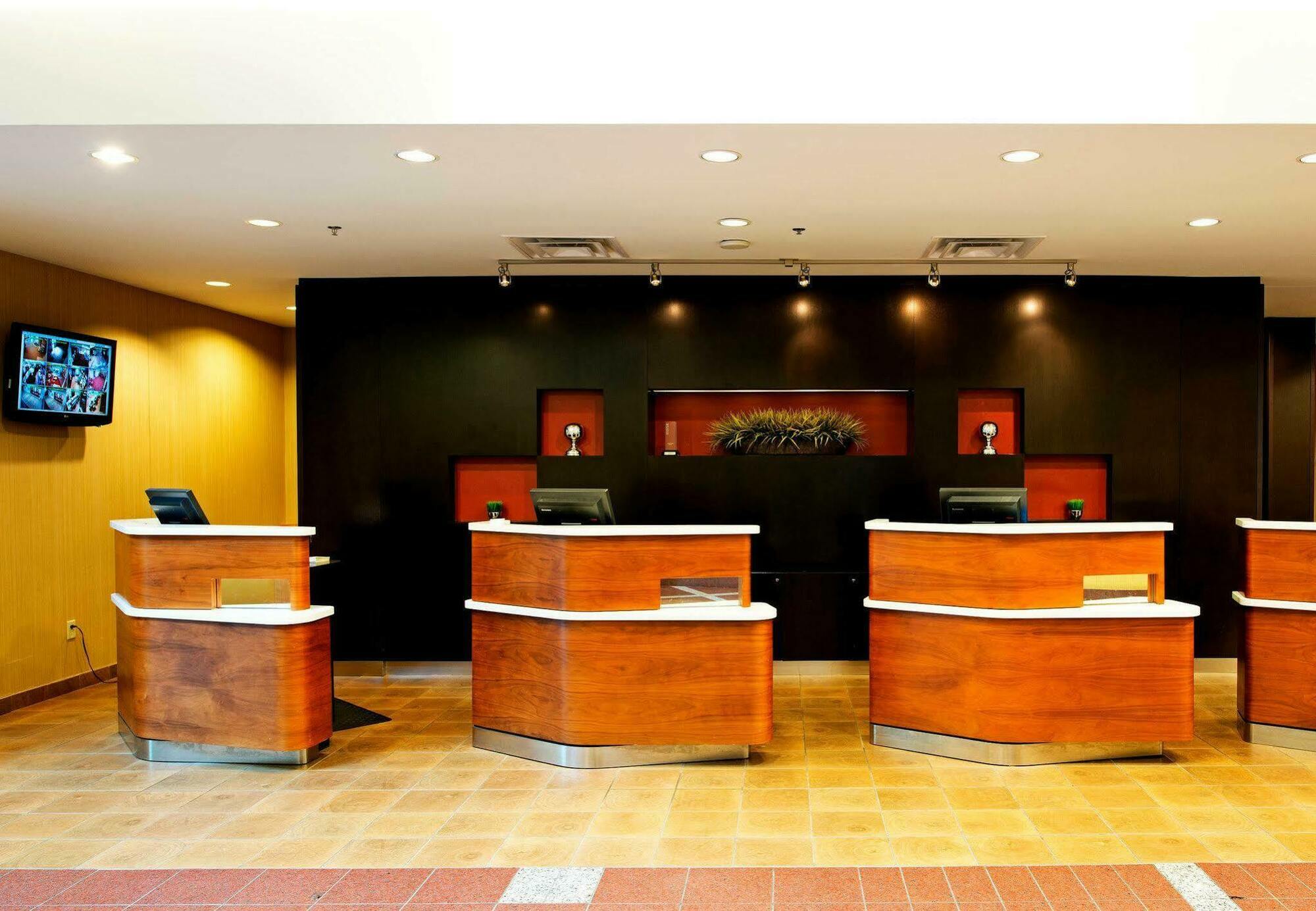 Courtyard By Marriott Ottawa East Hotel Buitenkant foto